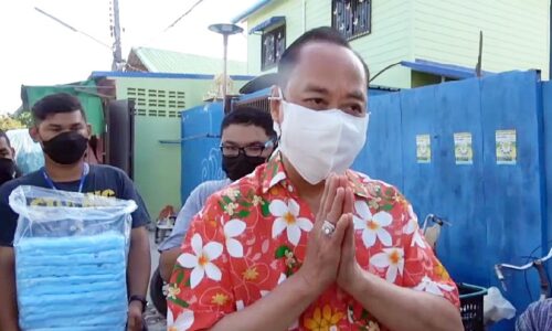 สงคราม กิจเลิศไพโรจน์ ลงพื้นที่ชุมชนก้าวไร่ มอบผ้าขนหนูสวัสดีปีใหม่ไทย