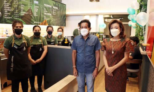 ครอบครัวปิยนันทวารินทร์ เปิดร้านกาแฟคาเฟ่อเมซอน (Cafe Amazon) สาขาใหม่ หน้าโรงเรียนอัสสัมชัญ สมุทรปราการ