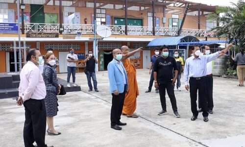 พระครูแจ้ และคณะฯ ลงพื้นที่ติดตามความคืบหน้าการซ่อมแซมอาคารเรียนโรงเรียนวัดกาหลง หลังถูกพายุฤดูร้อนพัดถล่ม ตั้งแต่วันที่ 31 มีนาคม 2565 ที่ผ่านมา