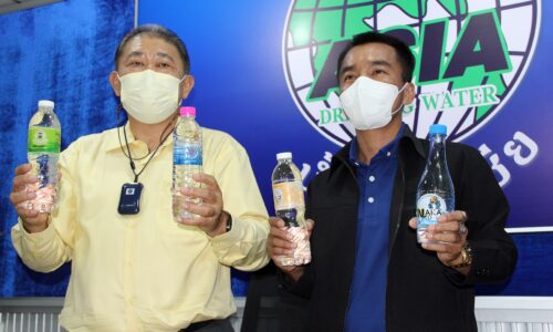 นายประสิทธิ์ เจตน์ทรงธรรม นายกสมาคมผู้ผลิตน้ำดื่มจังหวัดสมุทรปราการ แถลงเรื่องราคาน้ำดื่มในโรงเรียน