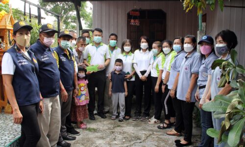 วรพร อัศวเหม และทีมงานลงพื้นที่ชุมชนซอยยัวซ่า มอบเงินและถุงยังชีพ ให้ผู้ที่ได้รับความเดือดร้อนจากเหตุเพลิงไหม้บ้านเรือน