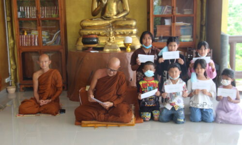 เพชรบูรณ์ หลวงพ่อพาชาวบ้านทำบุญมอบทุนเด็กกำพร้าวันวิสาขบูชา