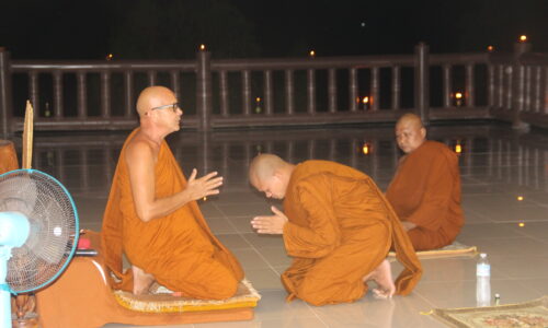 เพชรบูรณ์ สวดมนต์แทนเวียนเทียนวัดบนเขาสูง