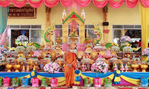 คณะศิษยานุศิษย์ องค์ปู่ท้าวเวสสุวรรณ เข้าพิธีบรรพชาอุปสมบทหมู่ น้อมอุทิศถวายแด่พระอธิการมานิตย์ อดีตเจ้าคณะตำบลพิชัย เขต 3 อดีตเจ้าอาวาสวัดม่อนเขาแก้ว