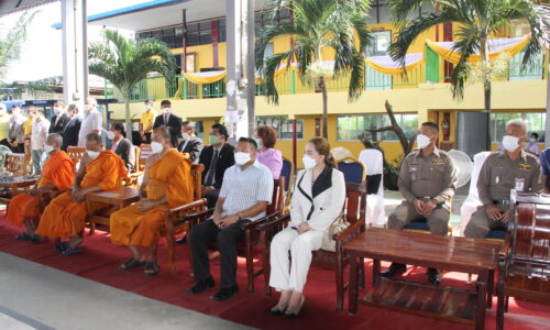 พระครูแจ้” เจ้าอาวาสวัดดังบางพลี ประธานเปิดอาคารเรียนโรงเรียนวัดกาหลง หลังจากบูรณะซ่อมแซมใหม่ทั้งหลัง จำนวนเงินกว่า 1 ล้านบาท