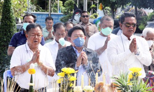ประธานจัดงานประเพณีบุญสารทเดือนสิบ นำคณะที่ปรึกษา คณะกรรมการ และพี่น้องชาวใต้สมุทรปราการ ร่วมพิธีบวงสรวงองค์หลวงปู่ทวด ก่อนจัดงานประเพณีบุญสารทเดือนสิบ ชาวใต้สมุทรปราการ ประจำปี 2565
