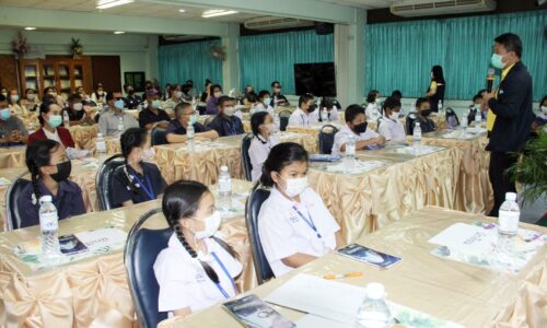 โรงเรียนพร้านิลวัชระ จัดกิจกรรมอบรมรณรงค์ความปลอดภัยรถโดยสารนักเรียน