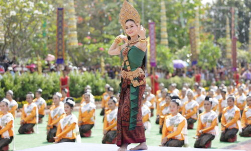 “ต่าย-อรทัย” นำนางรำกว่า 5,000 ชีวิตรำบวงสรวงพระธาตุนาดูน