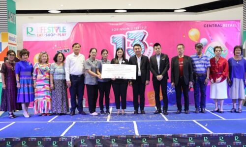 ศูนย์การค้าโรบินสันไลฟ์สไตล์ จัดพิธีเฉลิมฉลอง ROBINSON LIFESTYLE 13th ANNIVERSARY BE WITH YOU แจกคัพเค้กและโดนัท 200 ชิ้น ส่งมอบทุนช่วยเหลือผู้พิการและผู้ป่วยติดเตียง จำนวน 11 ราย