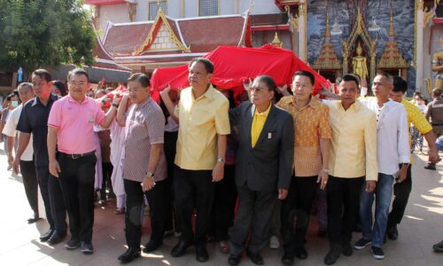 เจ้าอาวาสวัดบางพลีใหญ่กลาง นำพุทธศาสนิกชนประกอบพิธีห่มผ้าองค์สมเด็จพระศากยมุนีศรีสุเมธบพิตร (พระนอน) พระพุทธรูปศักดิ์สิทธิ์ประจำวัด ต่อด้วยพพิธีแห่ผ้าแดงขึ้นห่มองค์พระมหาเจดีย์พิศาลวุฒิกิจมงคลมหาชนบูชิต (เจดีย์ใหญ่) เป็นครั้งแรกในประวัติศาสตร์