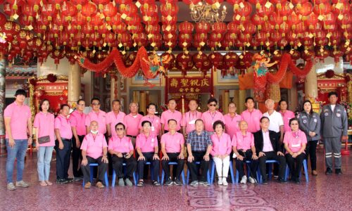 ครอบครัวเรืองวานิช มอบป้ายหินอ่อนมูลนิธิร่วมกุศล สมุทรปราการ ถวายหลวงปูไต้ฮงกงเนื่องในวันคล้ายวันเกิดครบรอบ 48 ปี หลวงปู่ไต้ฮงโจ๋วซือกง
