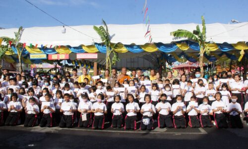 เจ้าอาวาสวัดบางพลีใหญ่กลาง นำพระสงฆ์พายเรือรับบิณฑบาตทางน้ำ เนื่องในงานประเพณีลอยกระทง ประจำปี 2566