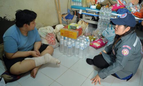 มูลนิธิร่วมกุศลสมุทรปราการ ลงพิ้นที่บ้านเอี้ออาทร ภาจใต้โครงการใจถึงใจ มอบถุงยังชีพให้กับหนุ่ม 17 วูบล้มกระดูกร้าว