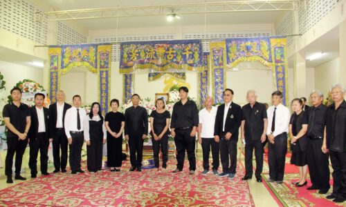 อดีตสมาชิกสภาผู้แทนราษฎร เขต 2 สมุทรปราการ เป็นประธานจุดธูปเทียนบูชาพระพุทธ พิธีสวดพระอภิธรรมศพ นายประกิต ศีลพิพัฒน์ ในคืนที่ 2