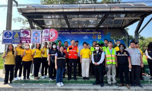 จังหวัดสมุทรปราการ จัดกิจกรรมรณรงค์เนื่องใน “วันความปลอดภัยของผู้ใช้ถนน” ประจำปี 2567 ทาสี ตีเส้น ทางม้าลาย ณ บริเวณจุดทางข้ามทางม้าลายหน้าตลาดแพรกษา