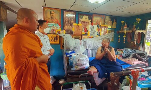คณะพระภิกษุสงฆ์ วัดพุทธภาวนาราม ลงพื้นที่เยี่ยมบ้านเพื่อดูแลส่งเสริมสุขภาพและสร้างขวัญกำลังใจแก่ผู้ป่วยติดบ้าน ติดเตียงและผู้พิการ 2 ชุมชน ตำบลท้ายบ้านใหม่
