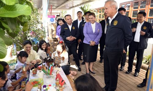 รมว.แรงงาน พิพัฒน์ ดัน ยกระดับสวัสดิการแรงงานทั้งครอบครัว นำร่องศูนย์เด็กเล็กฯ ปากน้ำ ขยายผลดูแลบุตรหลานแรงงาน