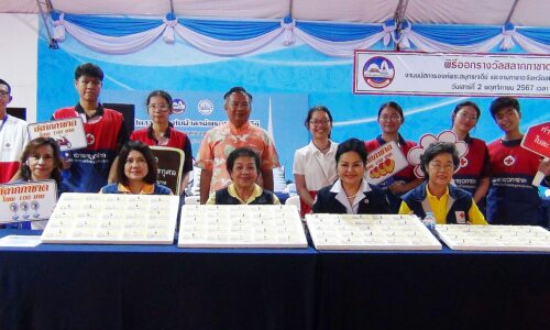 บรรยากาศ การออกร้านสลากกาชาดจังหวัดสมุทรปราการ คืนที่ 3 มีพ่อค้า ประชาชน ชาวจังจัดสมุทรปราการ เข้าร่วมซื้อสลากการกุศลกันอย่างคึกคัก