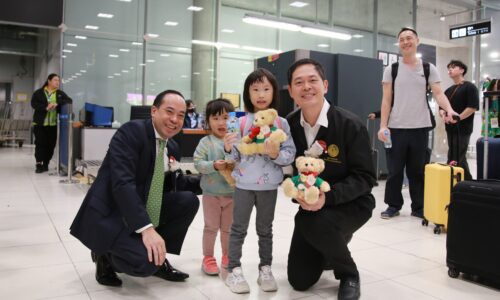 ท่าอากาศยานสุวรรณภูมิจัดเซอร์ไพรส์ ส่งตุ๊กตาหมีน่ารักทักทายผู้โดยสารบนสายพานรับกระเป๋า